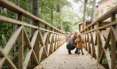 Forshalls Naturpark vuxen och barn pratar på spång