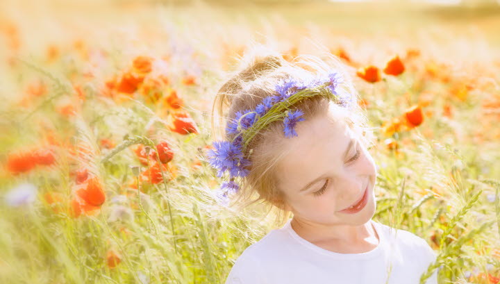 Midsommarflicka på en äng