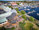 Vy över Laholmen hotell med Strömstad stad och gästhamn 