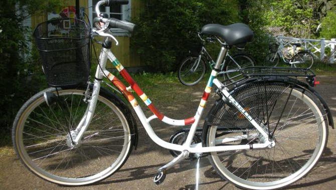 Cykel med ränder i olika färger.