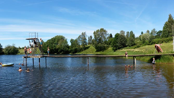 Brygga ut i vattnet vid Flatabadet i Ulricehamn