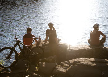 Cyklister som återhämtar sig efter att ha cyklat MTB på Billingen.