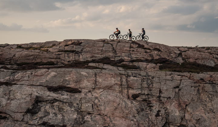MTB-cyklister på klippa i Bohuslän