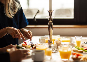 En grupp personer upplever Hjo tillsammans med mat och dryck, fika och shopping