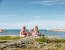 Familj som fikar efter badet i Hjälvik