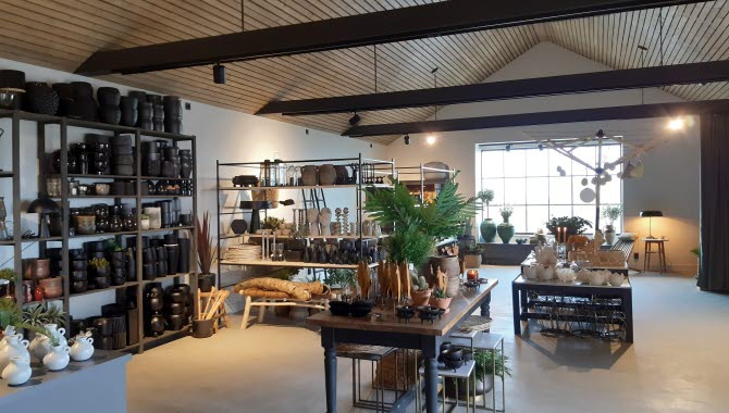 butik med inredning, hyllor och en disk.