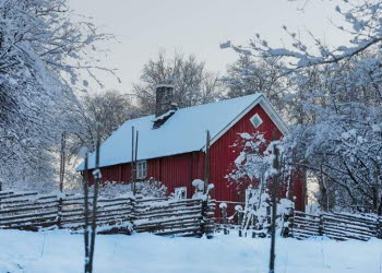 Rött hus i naturreservatet Björkesbacka. Vinter och snö