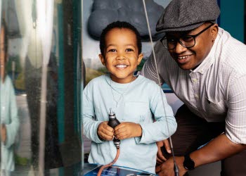 En familj som experimenterar på ett science center