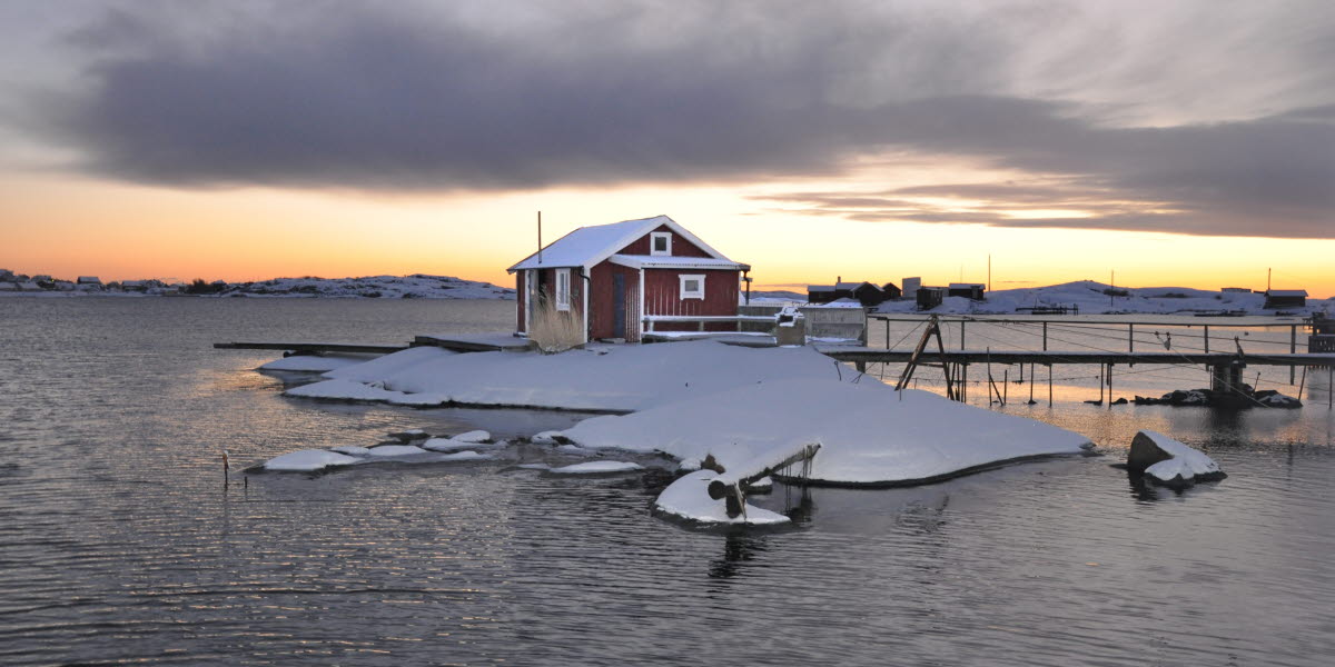 Sjöbod i vinterlandskap