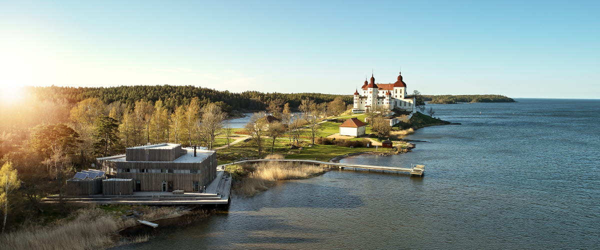 Vy över Läckö Slott och Naturum Viktoriahuset