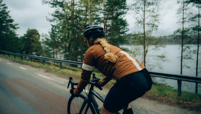 Kvinna på cykel