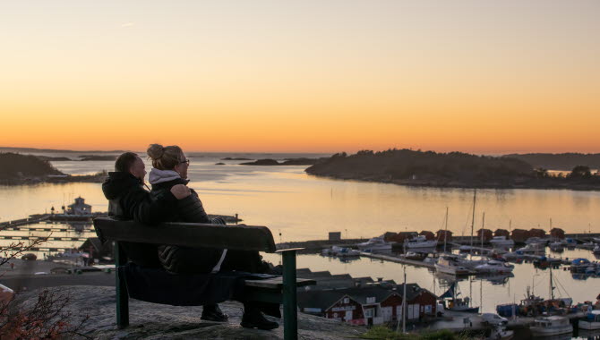 Solnedgång från utsiktsplatsen Korpeberget , över centrala Strömstad och hamnen.