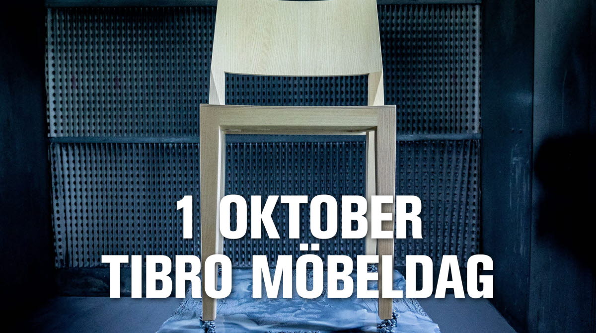 En stol står i en sprutbox i en möbelfabrik.Texten 1 oktober, Tibro Möbeldag
