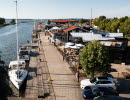 Flygfoto över Mariestads gästhamn med båtar och restauranger.