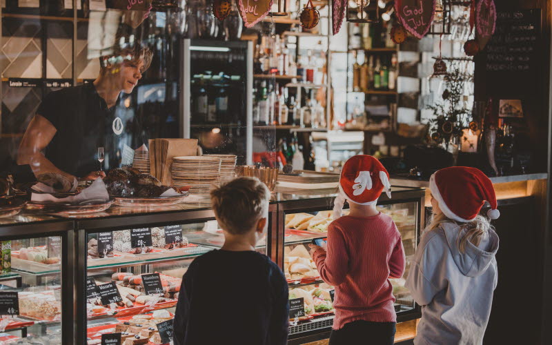 Tre barn julhandlar på bageri