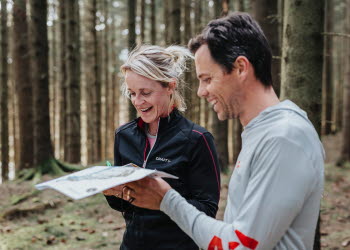 två personer i skogen