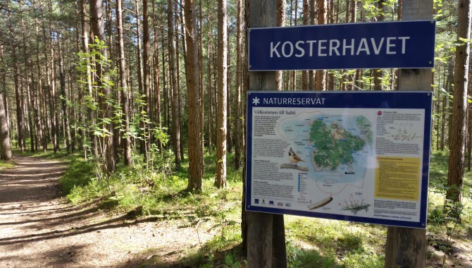 Reservatsskylt Saltö längs en stig med information och karta över området.