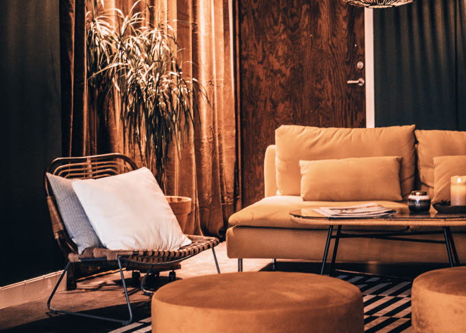 Soffor och puffar i entre till hotell