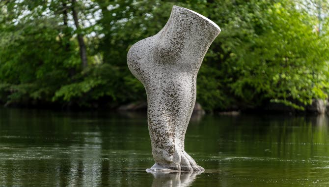 The sculpture Touch in Trollhättan