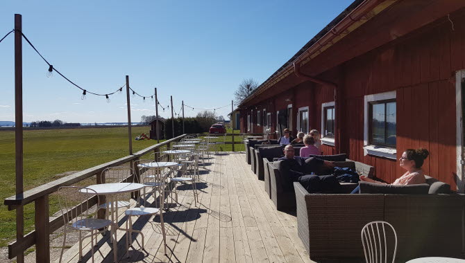Sittplatser utanför Mellomgårdens café