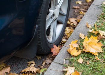 Däcket på en bil som står parkerad.