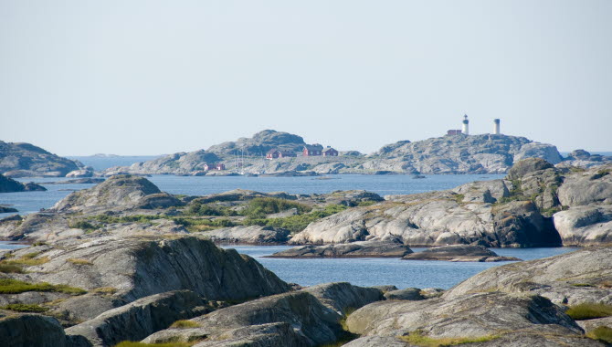 Sveriges västligaste fyrplats, Ursholmen med omgivande skärgård och hav.