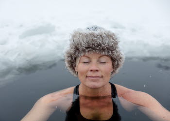 Vinterbadare i snölandskap vid Simsjön i Skövde.