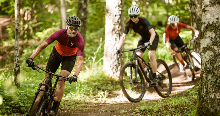 Group of people cycling MTB in Billingen.