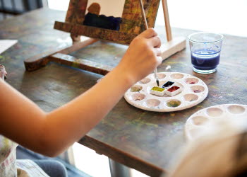 Familj besöker Nordiska Akvarellmuseet i Skärhamn