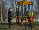 Familj spelar frisbeegolf i Tibro