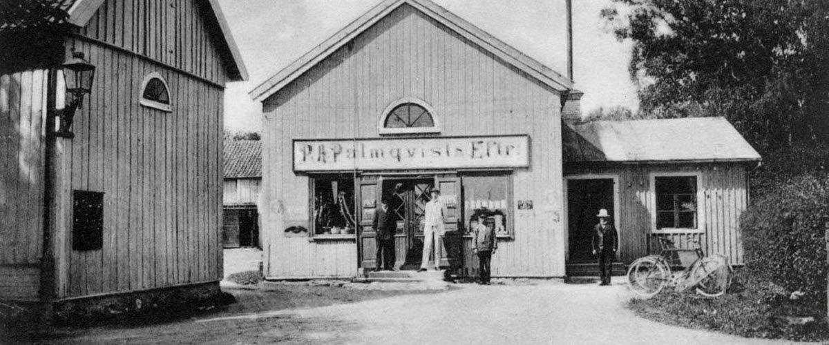 Black and white archive image of the gable of a house with a façade sign placed above the entrance.