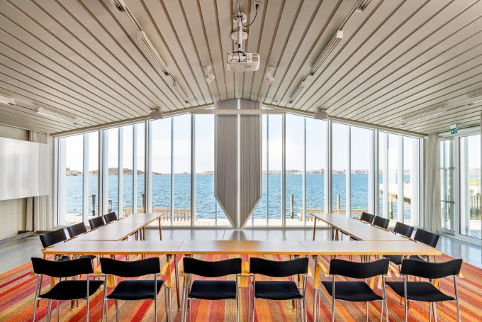 Konferensrum med utsikt över havet.