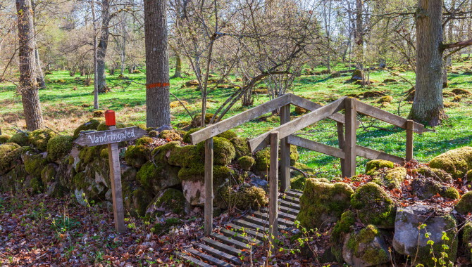 Färist med en skylt vandringsled.