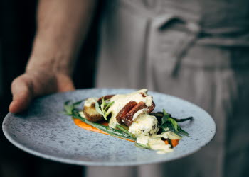 Kock lagar mat hos Norrqvarn Hotell & Konferens