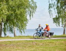 Women cycle on the Vänerleden