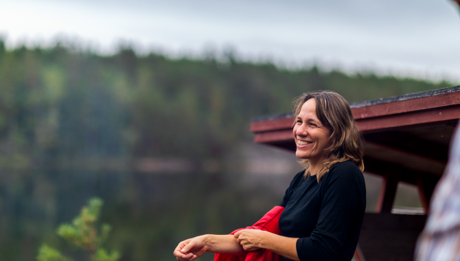 Kvinna vid lägerplats i Dalsland