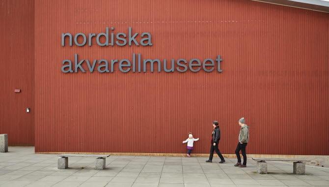 Familj besöker Nordiska Akvarellmuseet i Skärhamn