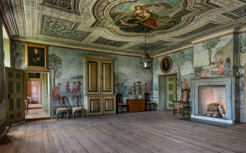 Interiörbild där det är väggmålningar och takmålningar.