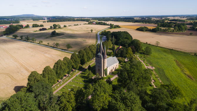 Flygbild på en stenkyrka.