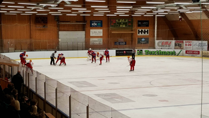 En ishockeymatch utspelar sig i Skee ishall. På läktaren sitter åskådare.