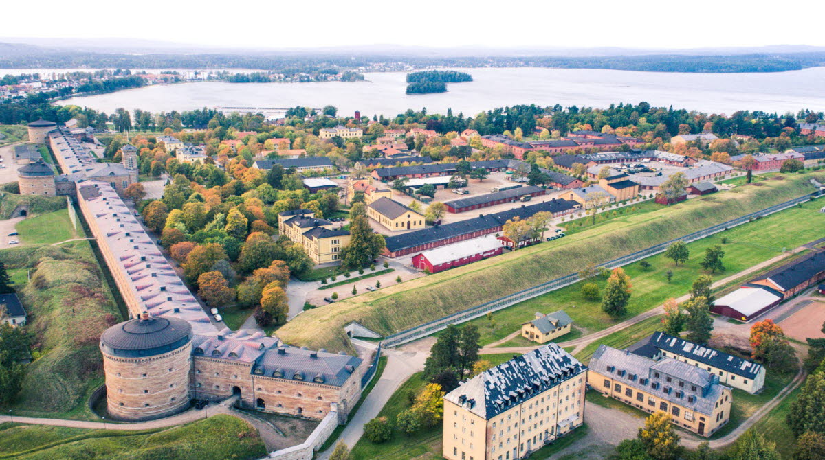 En flygbild över Karlsborgs fästning intill vättern
