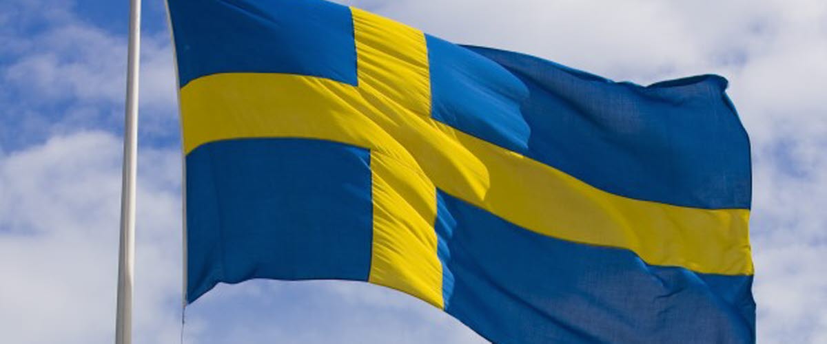Sveriges flagga hissas på nationaldagen den 6 juni i Stadsparken i Lysekil