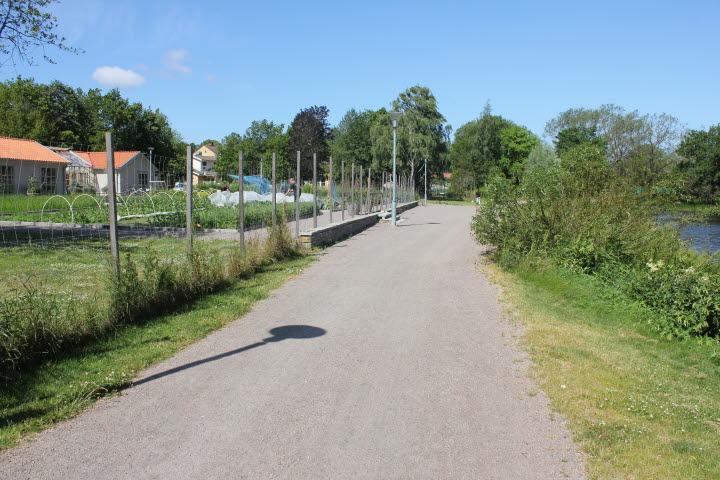 Gång och cykelväg i Universitetsparken längs ån Tidan i Mariestad.