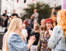 Vänner roar sig på en musikfestival.