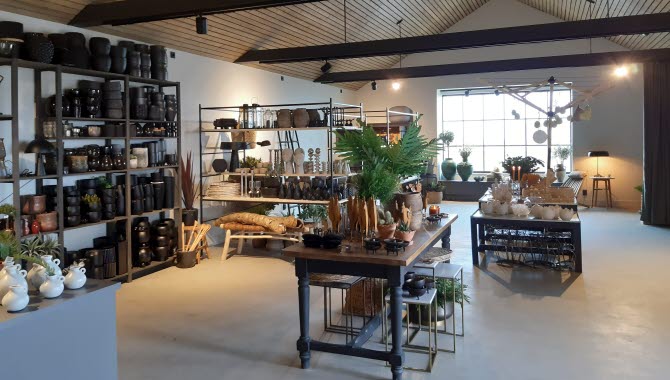 butik med inredning, hyllor och en disk.