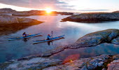 Två som paddlar kajak i Bohuslän