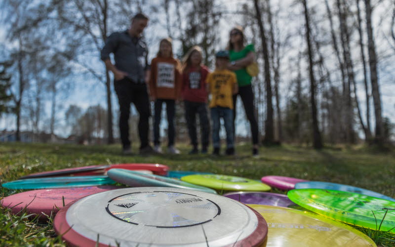 Familj spelar frisbeegolf i Tibro