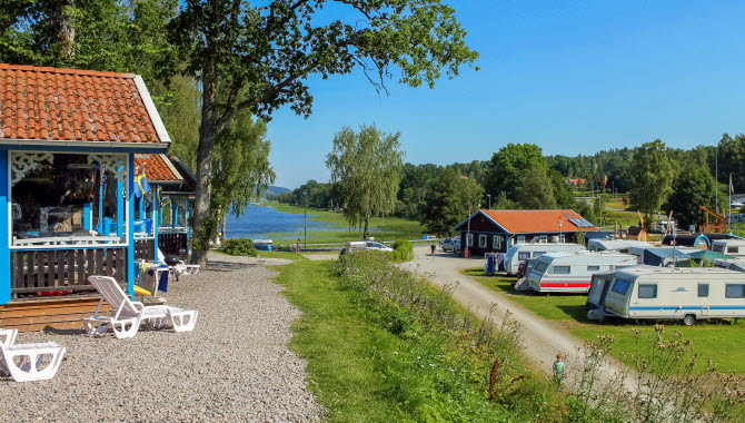 Vacker vy över sjön Åsunden från Skotteksgårdens Camping & Stugby i Ulricehamn.
