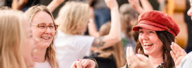 Vänner roar sig på en musikfestival.