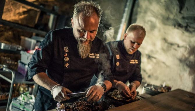 Två kockar står och förbereder mat